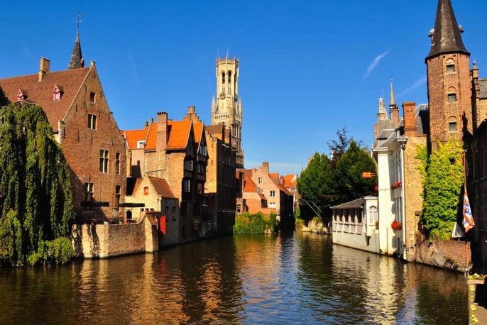 è Collegata A Bruxelles Da Un Lungo Canale